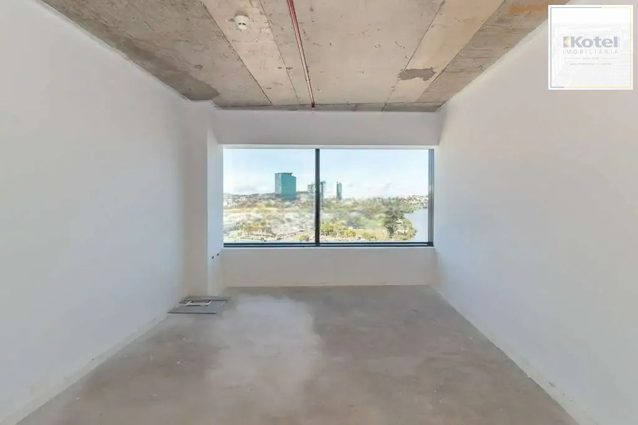 Sala com 33m², localizada no bairro Praia de Belas em Porto Alegre/RS.