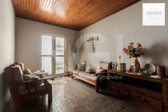 Casa composta por seis(6) dormitórios, no bairro Passo da Areia em Porto Alegre/RS.