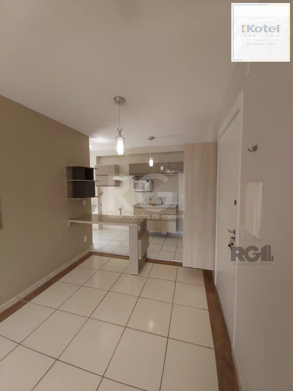 Apartamento com 01 dormitório, sala, cozinha, banheiro social, bem arejado,  ótima localização, próximo a UNIVERSIDADE DA FAPA. — foto 2