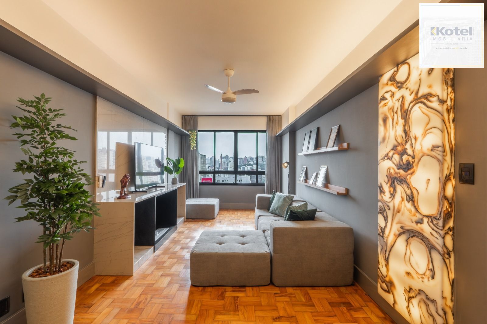 Apartamento com 56m², localizado no bairro Centro Histórico em Porto Alegre/RS.