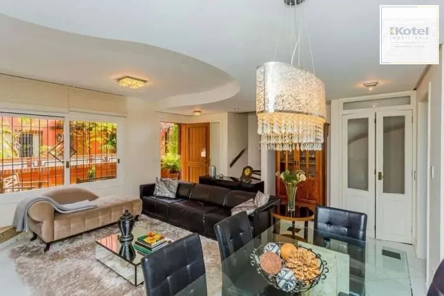 Casa com 214m², localizado no bairro Vila Jardim em Porto Alegre/RS.