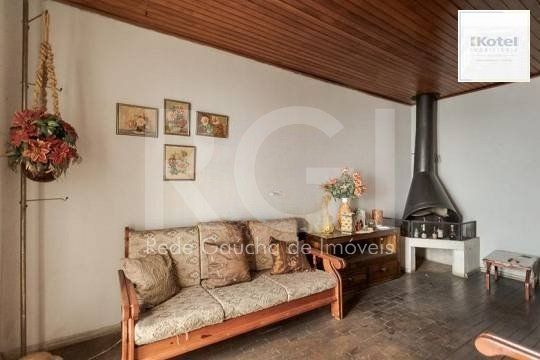 Casa composta por seis(6) dormitórios, no bairro Passo da Areia em Porto Alegre/RS.