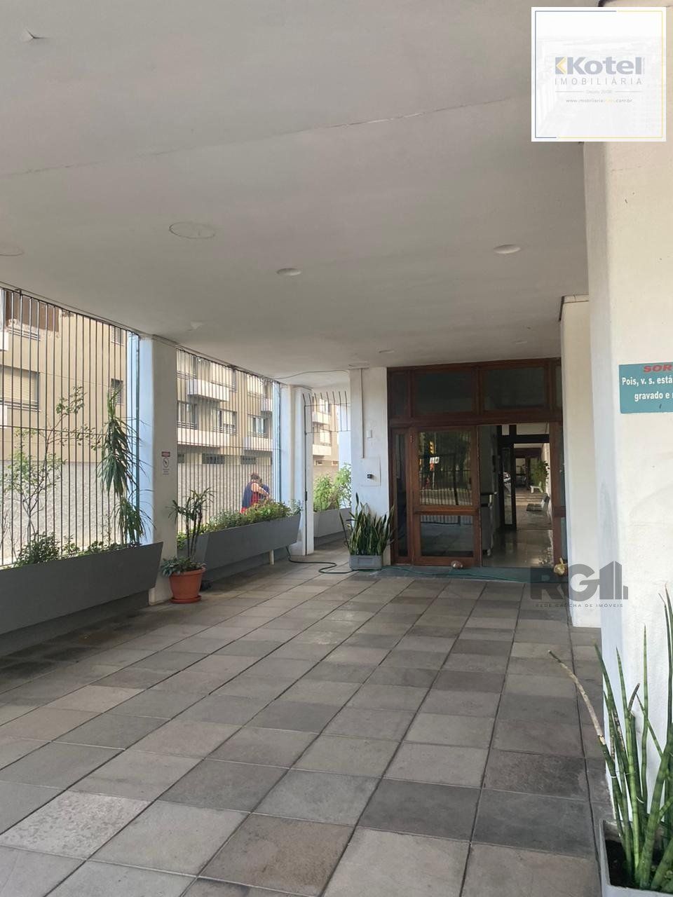 Vende-se apartamento impecável de 2 dormitórios