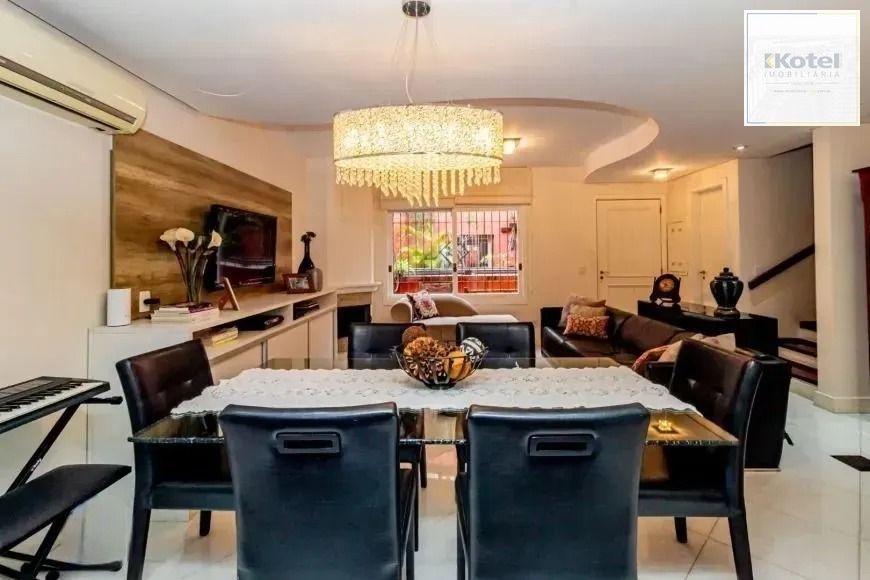Casa com 214m², localizado no bairro Vila Jardim em Porto Alegre/RS.