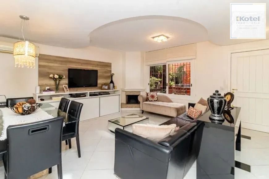 Casa com 214m², localizado no bairro Vila Jardim em Porto Alegre/RS.