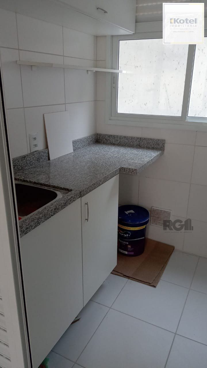 Apartamento com TERRAÇO,  localizado num dos mais sofisticados bairros de Porto Alegre, bairro Rio Branco. Apartamento totalmente mobiliado. — foto 3