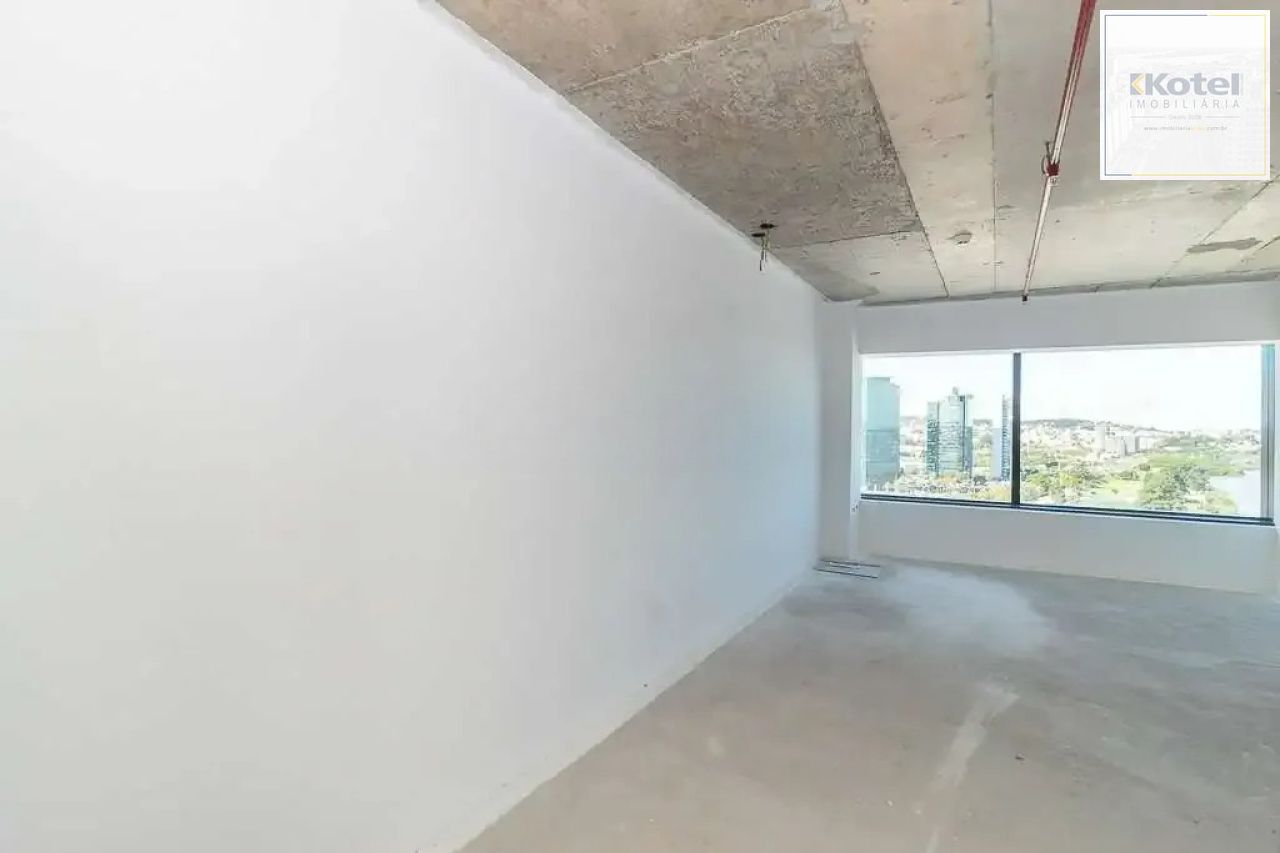 Sala com 33m², localizada no bairro Praia de Belas em Porto Alegre/RS.
