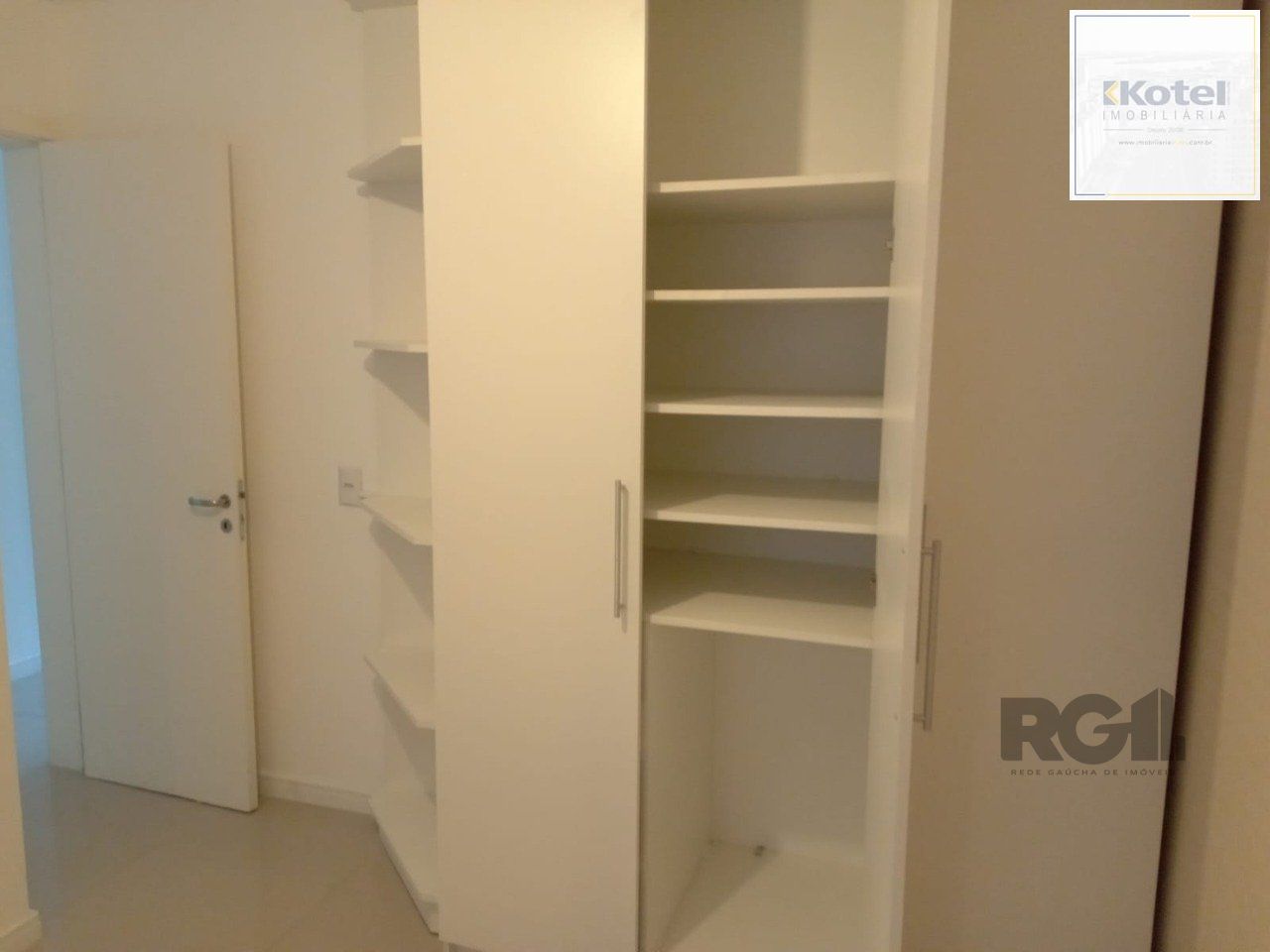Apartamento com TERRAÇO,  localizado num dos mais sofisticados bairros de Porto Alegre, bairro Rio Branco. Apartamento totalmente mobiliado. — foto 5