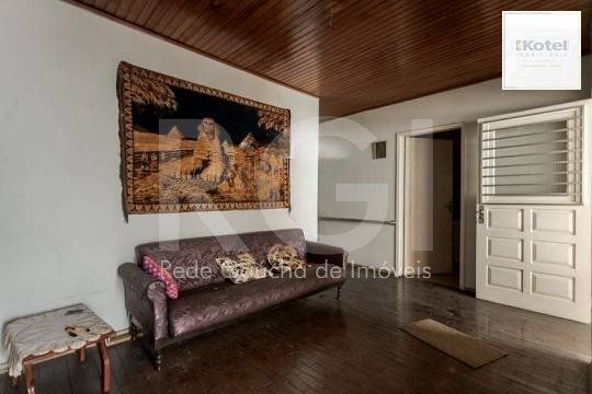 Casa composta por seis(6) dormitórios, no bairro Passo da Areia em Porto Alegre/RS.