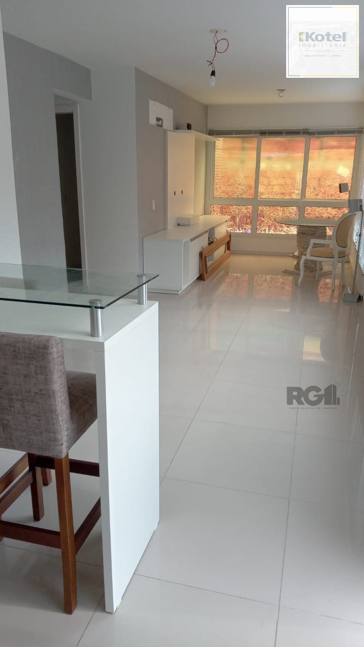 Apartamento com TERRAÇO,  localizado num dos mais sofisticados bairros de Porto Alegre, bairro Rio Branco. Apartamento totalmente mobiliado. — foto 2