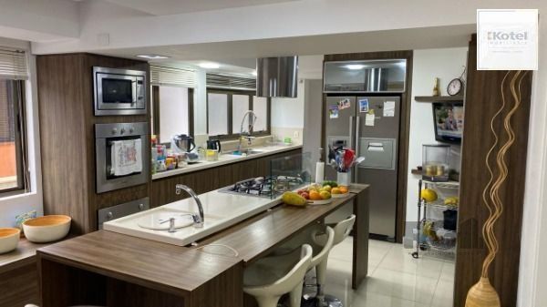 Apartamento em Porto Alegre, no bairro Auxiliadora, com 4 dormitório(s), e 4 banheiros, à venda. — foto 4