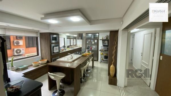 Apartamento em Porto Alegre, no bairro Auxiliadora, com 4 dormitório(s), e 4 banheiros, à venda. — foto 2