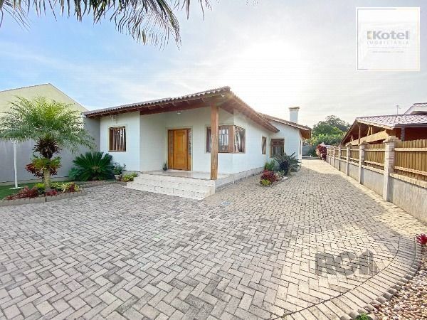 Casa em Porto Alegre, no bairro Belém Novo, com 3 dormitório(s), e 3 banheiros, à venda.