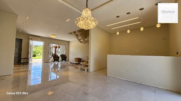 Casa em Porto Alegre, no bairro Hipica, com 3 dormitório(s), e 3 banheiros, à venda. — foto 2