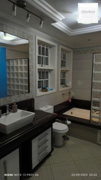 Casa em Porto Alegre, no bairro Hípica, com 3 dormitório(s), e 3 banheiros, à venda. — foto 3