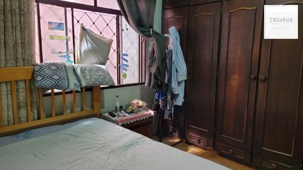 Casa em Porto Alegre, no bairro Santo Antônio, com 3 dormitório(s), e 3 banheiros, à venda.