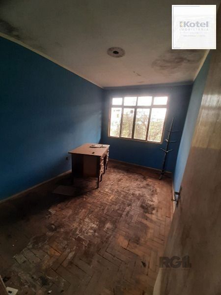 Casa em Porto Alegre, no bairro Cristal, com 4 dormitório(s), e 4 banheiros, à venda. — foto 4