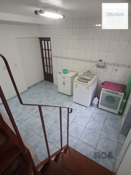 Casa em Porto Alegre, no bairro Vila Nova, com 4 dormitório(s), e 4 banheiros, à venda.