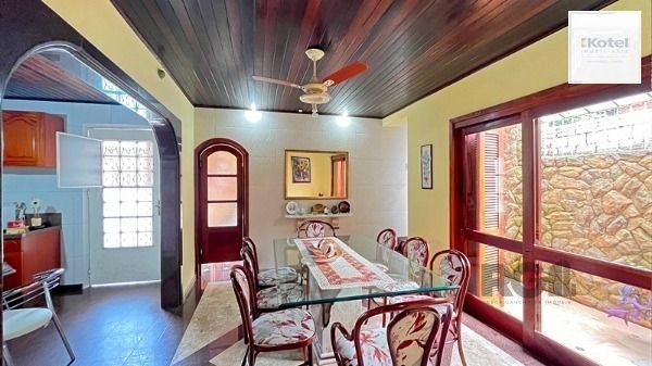 Casa em Porto Alegre, no bairro Guarujá, com 5 dormitório(s), e 5 banheiros, à venda. — foto 3