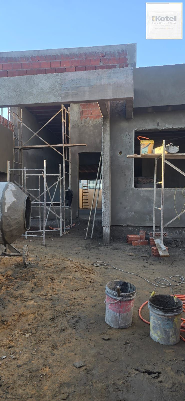 Casa terrea  03 dorm em condominio fechado com total infraestrutura na Zona Sul de Porto Alegre.