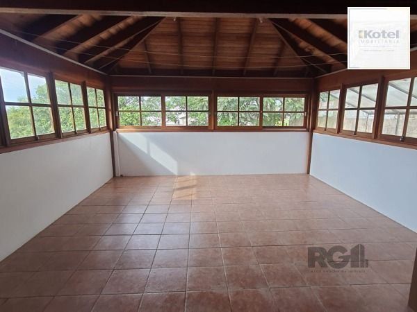 Casa em Porto Alegre, no bairro Vila Nova, com 4 dormitório(s), e 4 banheiros, à venda.