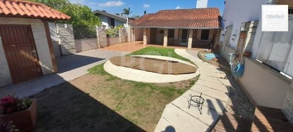 Casa para Venda - 374m², 4 dormitórios, sendo 1 suites, 3 vagas - Guarujá — foto 2