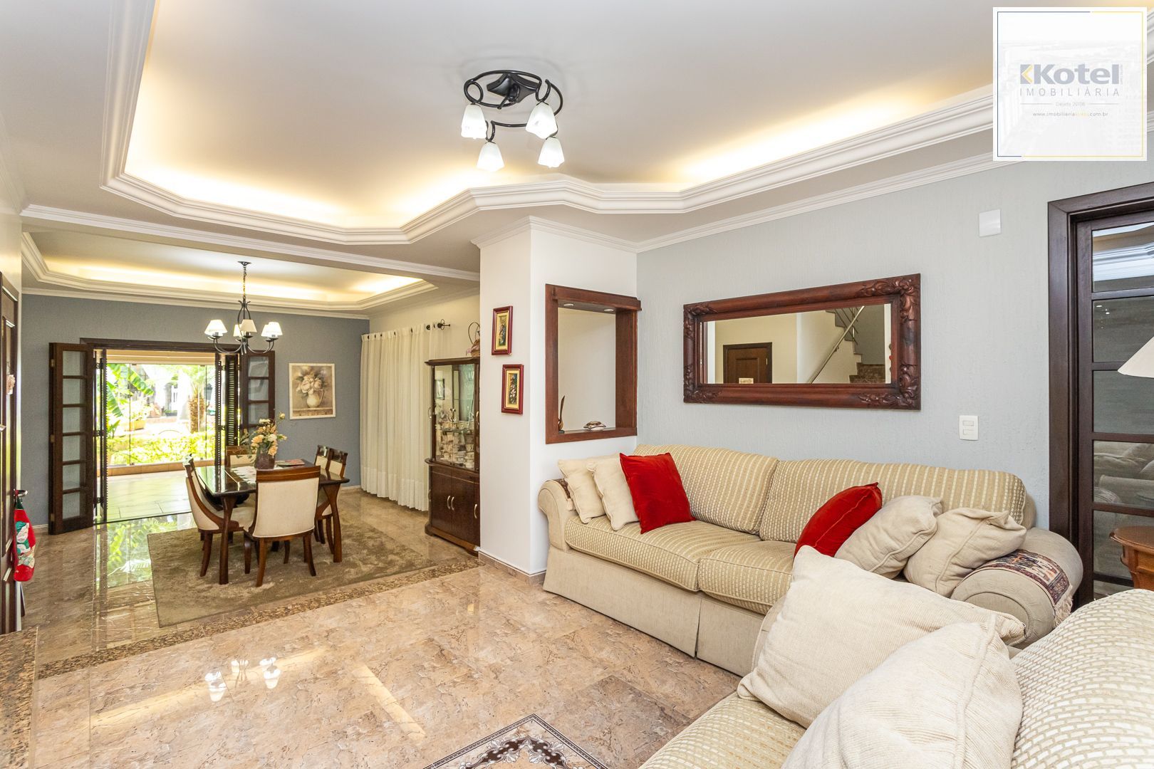 Casa de 272m², 4 dormitórios, 2 suítes e 4 vagas de garagem, no bairro Ipanema, próxima à orla do Guaíba. — foto 2