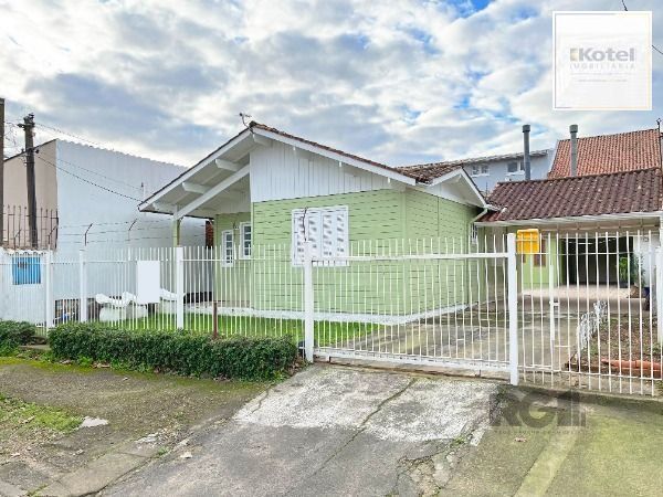 Casa em Porto Alegre, no bairro Guarujá, com 2 dormitório(s), e 2 banheiros, à venda. — foto 2
