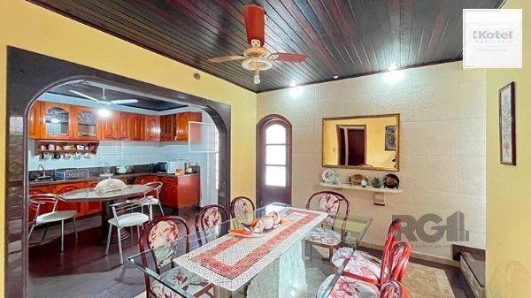 Casa em Porto Alegre, no bairro Guarujá, com 5 dormitório(s), e 5 banheiros, à venda. — foto 4
