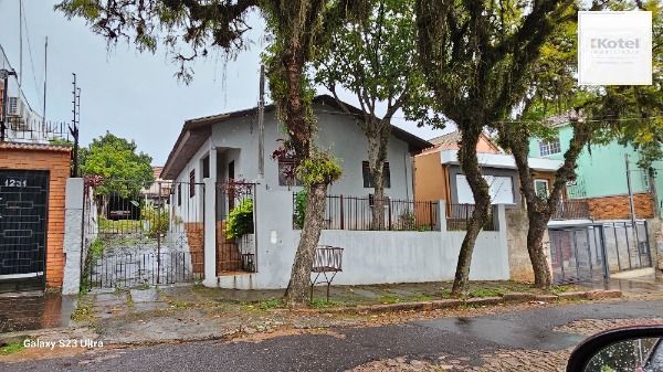 Casa em Porto Alegre, no bairro Tristeza, com 3 dormitório(s), e 3 banheiros, à venda. — foto 2
