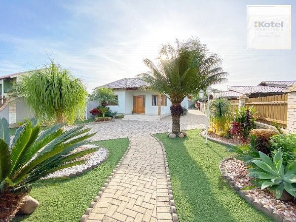 Casa em Porto Alegre, no bairro Belém Novo, com 3 dormitório(s), e 3 banheiros, à venda.
