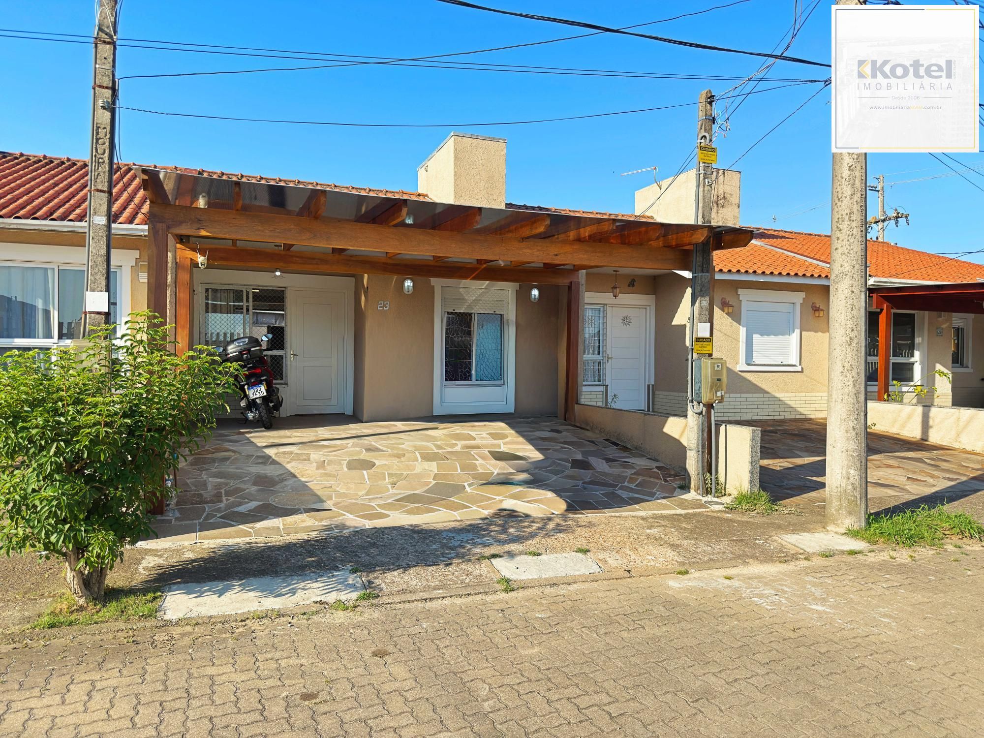 Excelente residência térrea totalmente reformada em condomínio fechado com 2 dormitórios e 2 vagas de garagens — foto 2