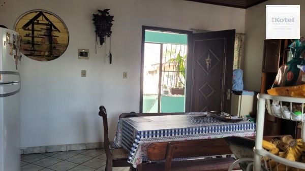 Casa em Porto Alegre, no bairro Santo Antônio, com 3 dormitório(s), e 3 banheiros, à venda.