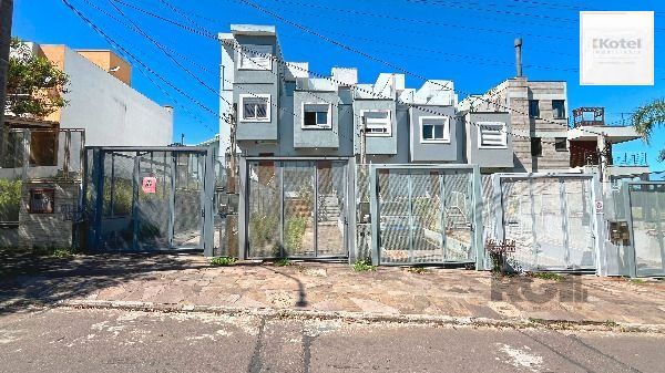 Casa em Porto Alegre, no bairro Guarujá, com 3 dormitório(s), e 3 banheiros, à venda. — foto 3