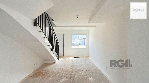Casa em Porto Alegre, no bairro Vila Nova, com 2 dormitório(s), e 2 banheiros, à venda.