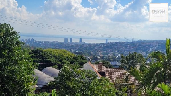 Casa em Porto Alegre, no bairro Teresópolis, com 2 dormitório(s), e 2 banheiros, à venda. — foto 2