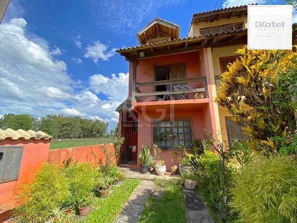 Casa em Porto Alegre, no bairro Hípica, com 2 dormitório(s), e 2 banheiros, à venda.