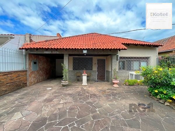 Casa em Porto Alegre, no bairro Guarujá, com 5 dormitório(s), e 5 banheiros, à venda. — foto 2