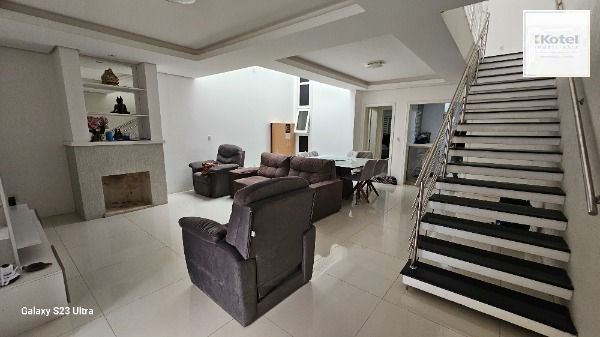 Casa em Porto Alegre, no bairro Hípica, com 3 dormitório(s), e 3 banheiros, à venda. — foto 2