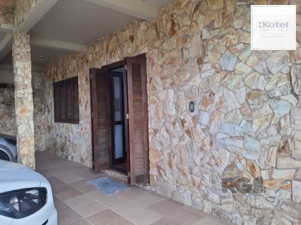 Casa em Porto Alegre, no bairro Vila Nova, com 4 dormitório(s), e 4 banheiros, à venda.