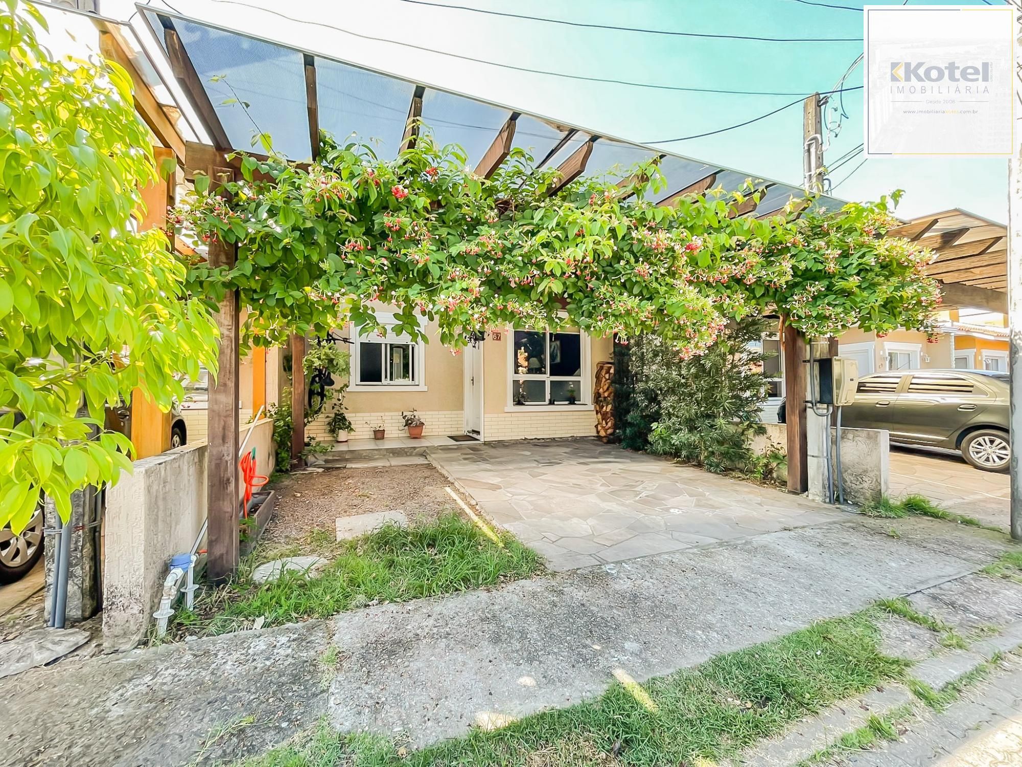 Casa 2 dormitórios em condomínio, semi mobiliada, vaga coberta para 2 carros, lareira e pátio com churrasqueira. Condomínio com infra de lazer completo. Próximo ao comércio e todas as conveniências do bairro. — foto 2