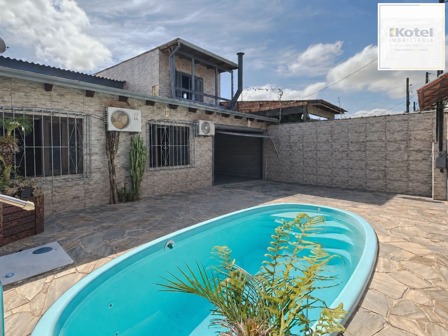 Casa com piscina e com 4 dormitorios no bairro Restinga