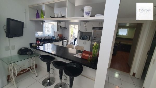 Casa em Porto Alegre, no bairro Espírito Santo, com 3 dormitório(s), e 3 banheiros, à venda.