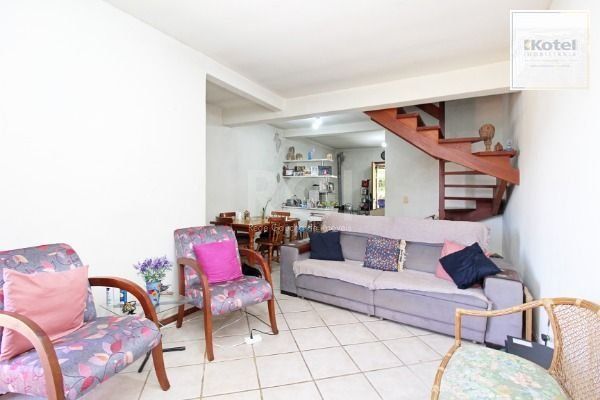 Casa em Porto Alegre, no bairro Hípica, com 2 dormitório(s), e 2 banheiros, à venda.