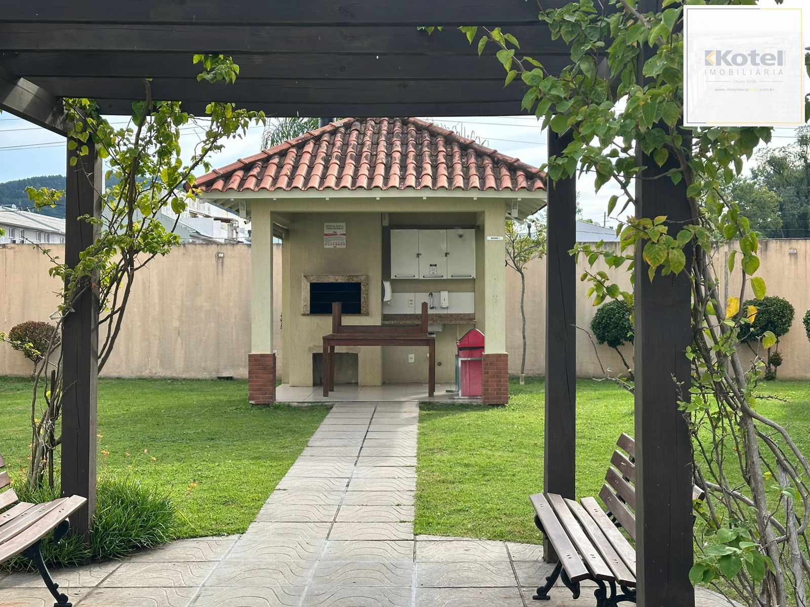 Excelente apartamento 2 dormitórios semi mobiliado