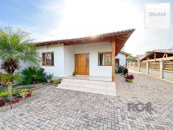 Casa em Porto Alegre, no bairro Belém Novo, com 3 dormitório(s), e 3 banheiros, à venda.