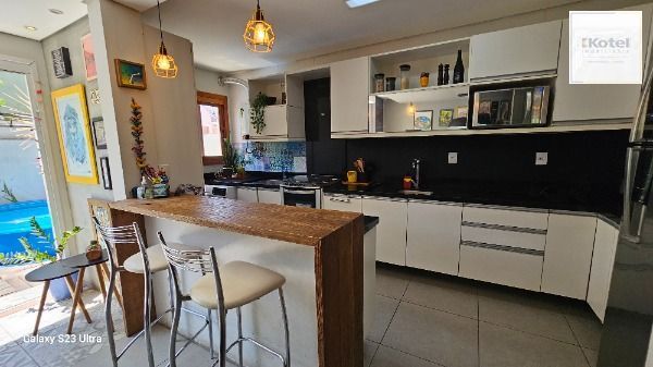 Casa em Porto Alegre, no bairro Hípica, com 3 dormitório(s), e 3 banheiros, à venda. — foto 3