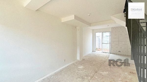 Casa em Porto Alegre, no bairro Vila Nova, com 2 dormitório(s), e 2 banheiros, à venda.