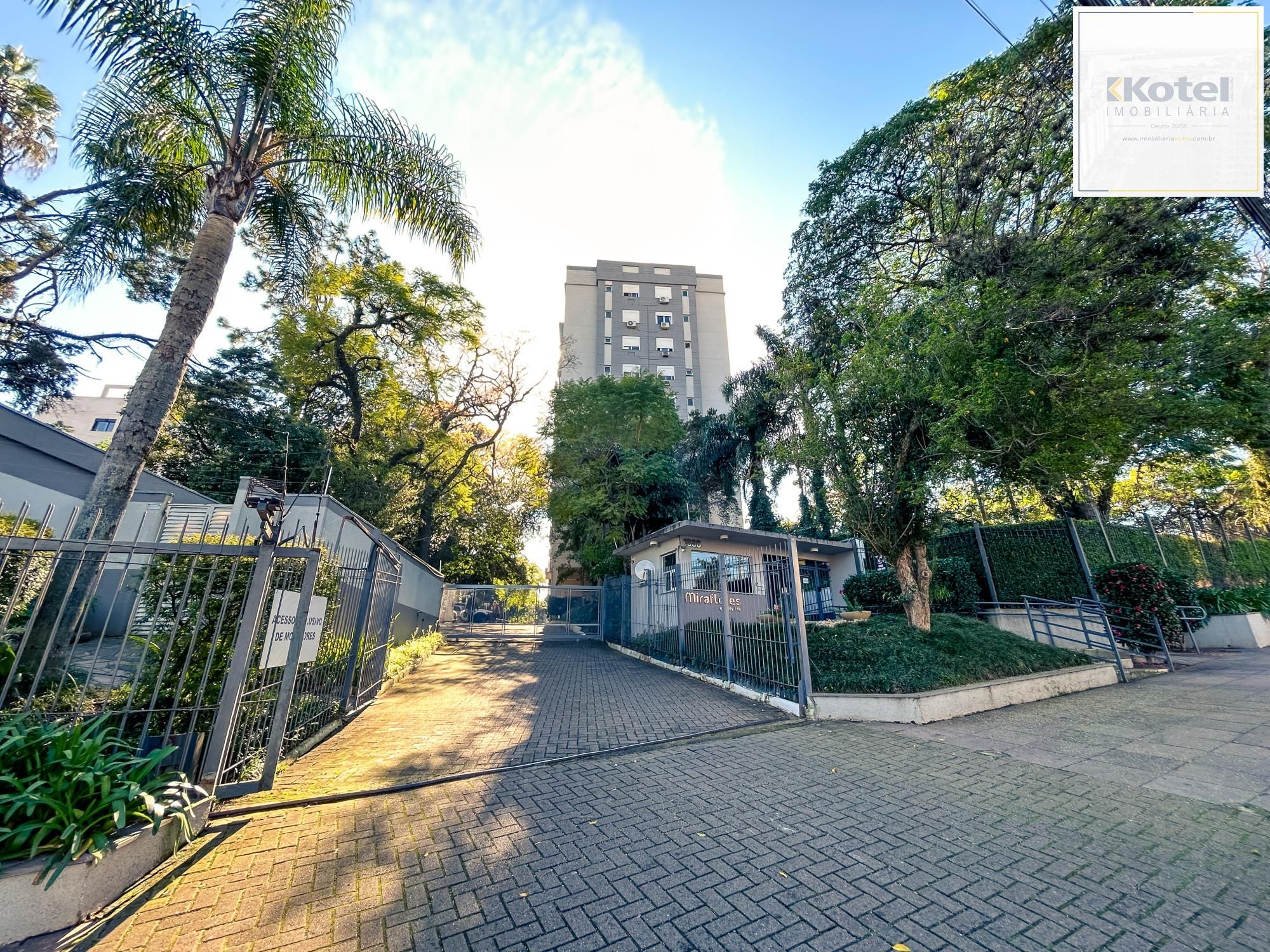 Apartamento mobiliado de 2 dormitórios com 1 suíte no bairro Cristal