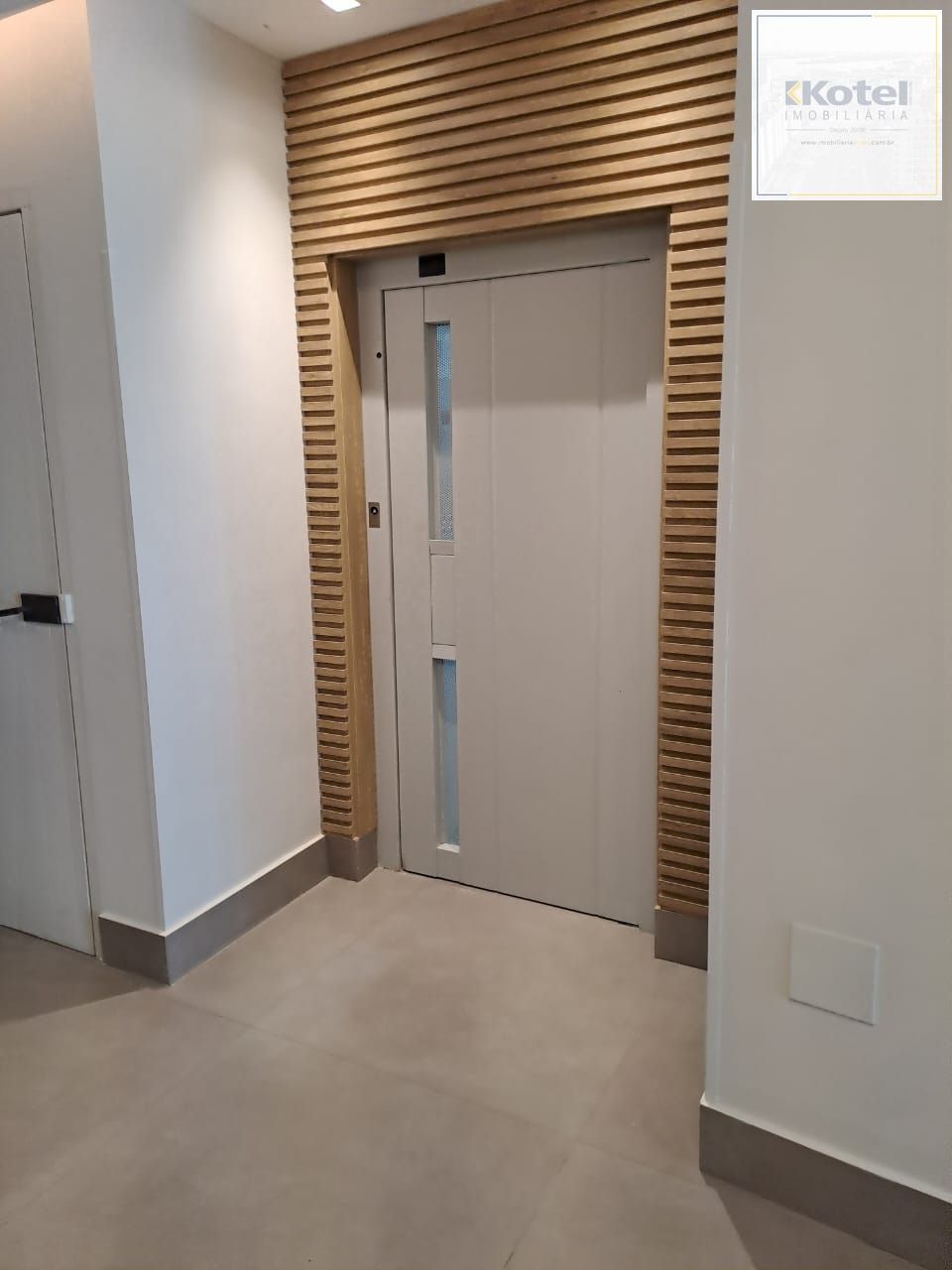 Sala com garagem dupla na Cristóvão!